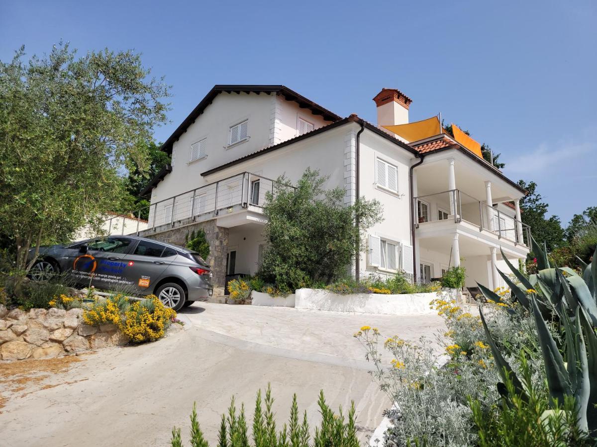 Apartments Chiara Mit Meerblick Und Pool Und Jacuzzi 로브란 외부 사진