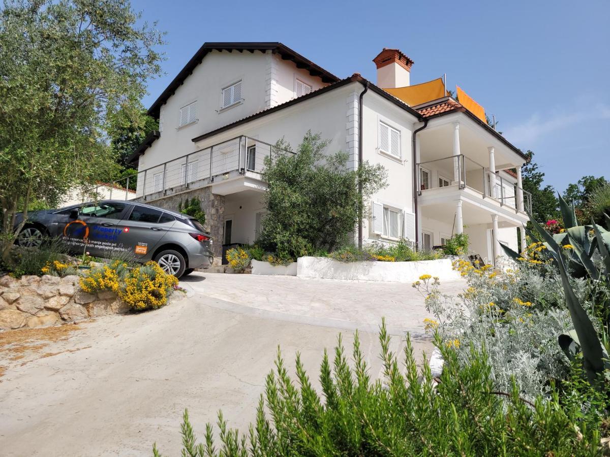 Apartments Chiara Mit Meerblick Und Pool Und Jacuzzi 로브란 외부 사진