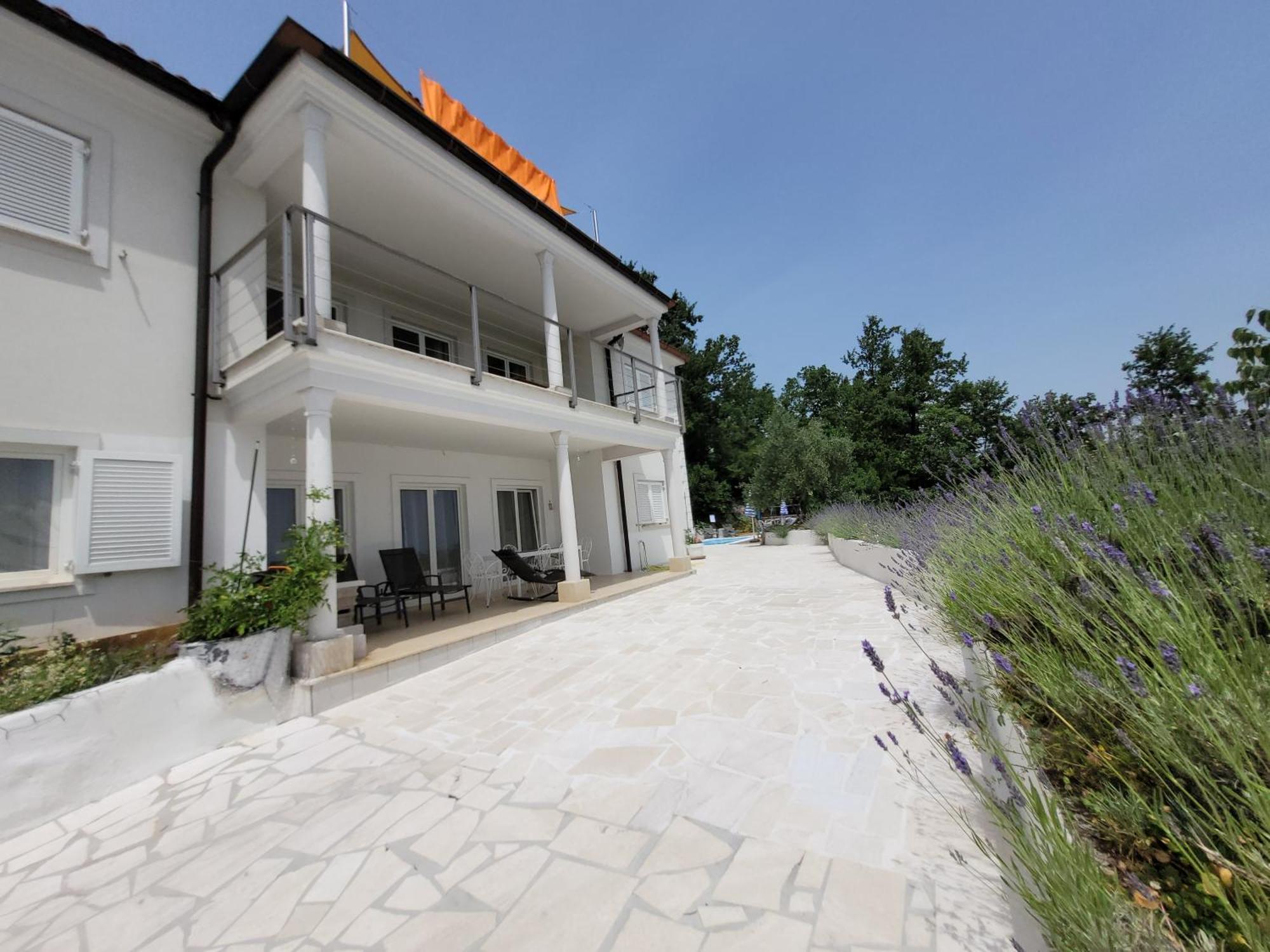 Apartments Chiara Mit Meerblick Und Pool Und Jacuzzi 로브란 외부 사진